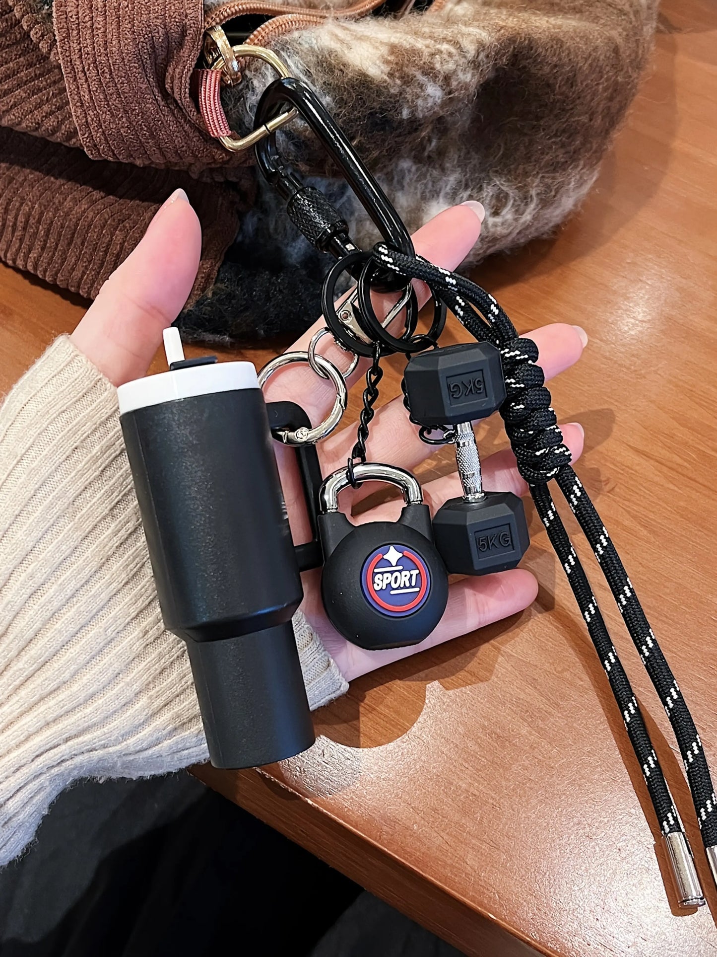 Sports Water Bottle Series Design, Fitness Exercise Accessories, Fashion Savior Keychain, Trendy Cute Keychain, Fitness Series Barbell Dumbbell Plate Exercise Water Pendant, Backpack Pendant, Suitable for Sports Men and Women Gifts